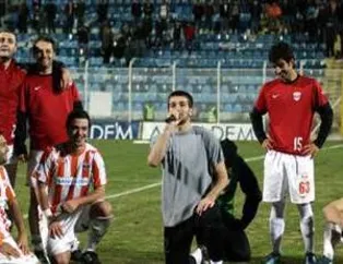 Futbolcu Aşkını Sahada İlan Etti