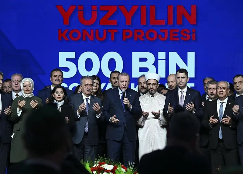 Başkan Recep Tayyip Erdoğan, İstanbul'da düzenlenen ʺEv Sahibi Türkiye Yüzyılın Konut Projesiʺ programına katıldı. (AA)