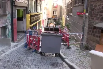Beyoğlu'nda yol çöktü