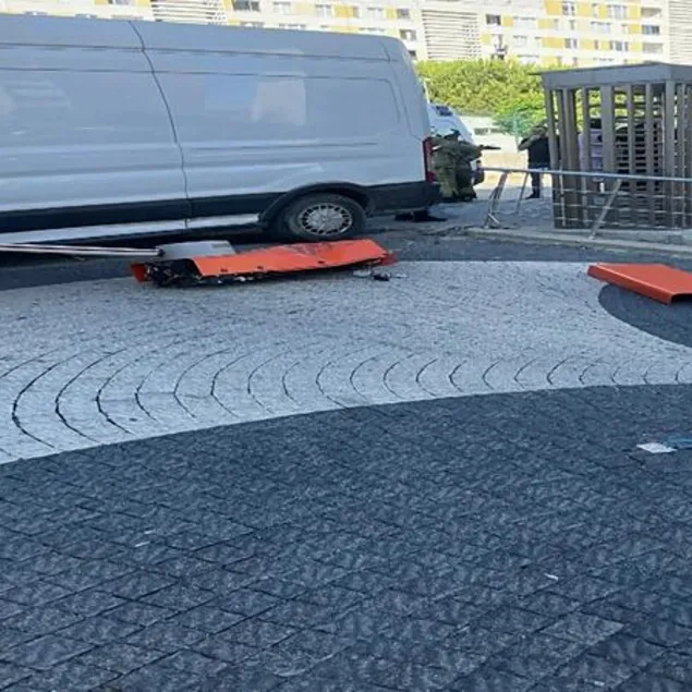 Kamyonet kaldırımda bekleyenlere çarptı