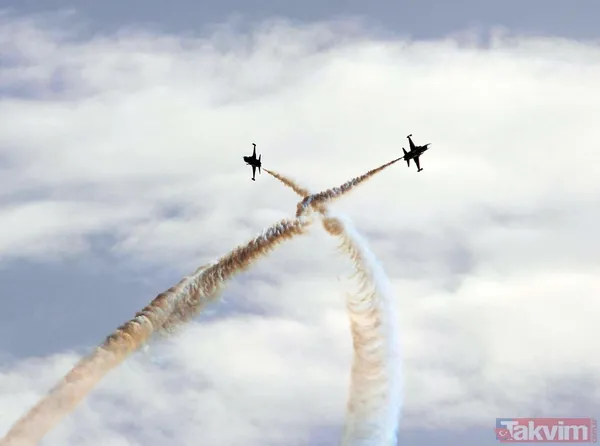 Türk Yıldızları ve SOLOTÜRK'ten nefes kesen gösteri! - 9