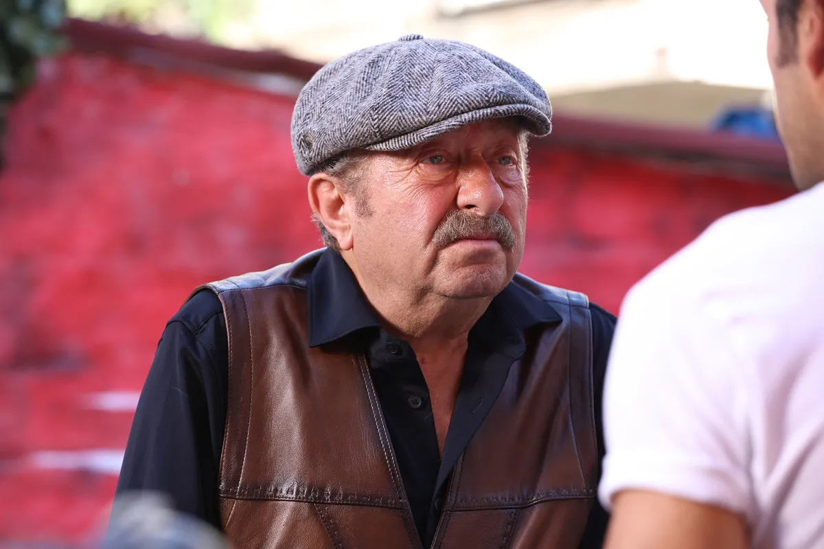 usta-oyuncu-erkan-can-alti-ustu-istanbulda-hikmet-roluyle-sete-katildi-1789473353318.jpg Usta oyuncu Erkan Can Altı Üstü İstanbul kadrosuna katıldı, Hikmet karakteriyle projeye yeni enerji getirecek-4
