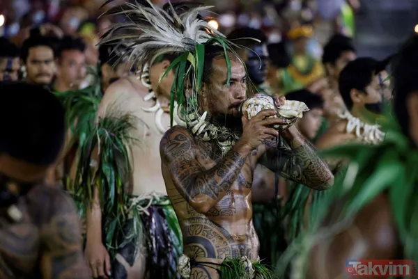 Fransa Cumhurbaşkanı Emmanuel Macron'un Fransız Polinezyası'nda ilginç anları! Boynuna çiçekleri doladılar - 26