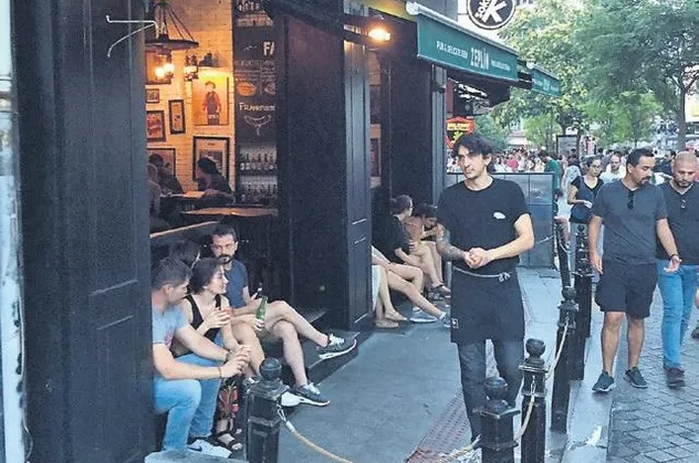 CHP'li Kadıköy Belediyesi'nden skandal! 'Görme engelli yolu'nu kapatan işletmeye arka çıktılar
