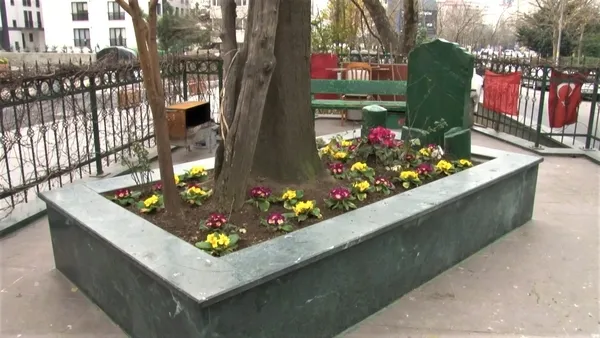 istanbul-atasehirde-caddeyi-ikiye-bolen-turbe-erenkoy-fatihi-ali-gazi-baba-mezarini-goren-sasirip-kaliyor-1641712280099.jpg İstanbul Ataşehir'de caddeyi ikiye bölen türbe! 'Erenköy Fatihi Ali Gazi Baba' mezarını gören şaşırıp kalıyor-4