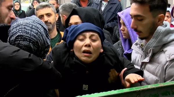 eski-nisanlisinin-vurdugu-ulku-deniz-son-yolculuguna-ugurlandi-1672835192448.jpg Eski nişanlısının vurduğu Ülkü Deniz son yolculuğuna uğurlandı! Acı baba: Katilin annesi tehdit etti-3