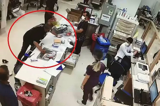 Acil serviste alkollü hasta terörü! Çalışanların üzerine yürüyüp masayı dağıttı