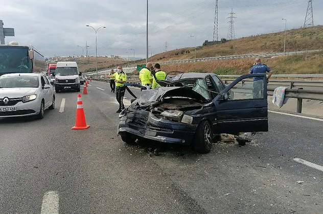 Otoyolda korkunç kaza! Otomobil kamyona çarptı