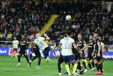 Fenerbahçe’de Szalai cezalı durumda!