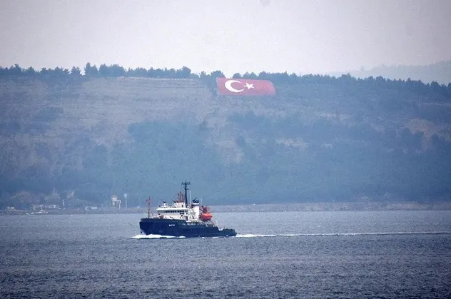 Rus askeri römorkörü 'Shakhter' Çanakkale Boğazı’ndan geçti