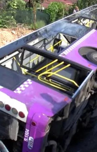 Sarıyer'de halk otobüsü devrildi