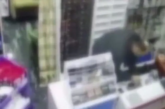 Polisi karşısında gördü dükkanı ateşe verip kaçmak istedi! Yer: Büyükçekmece