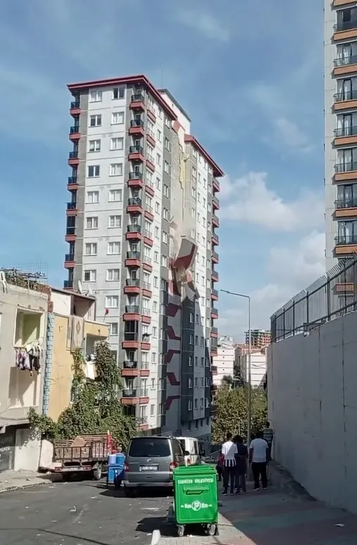 Son dakika: Esenler'de korku dolu anlar! 16 katlı binanın dış cephesi çöktü-2