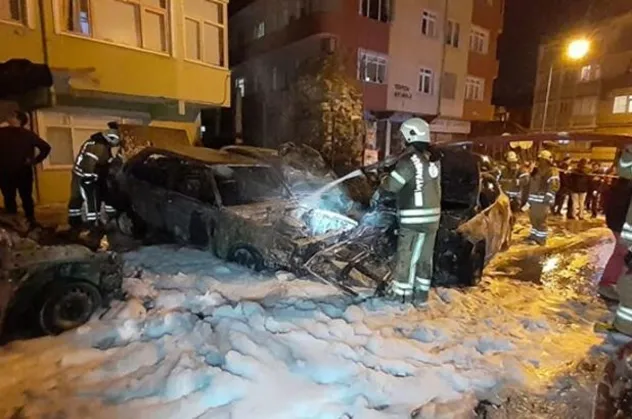 İstanbul Fatih'te 9 otomobil kundaklandı!