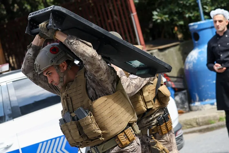 Levent'te terör saldırısı: 2 polis yaralandı 1 saldırgan öldürüldü 2'si yakalandı-4