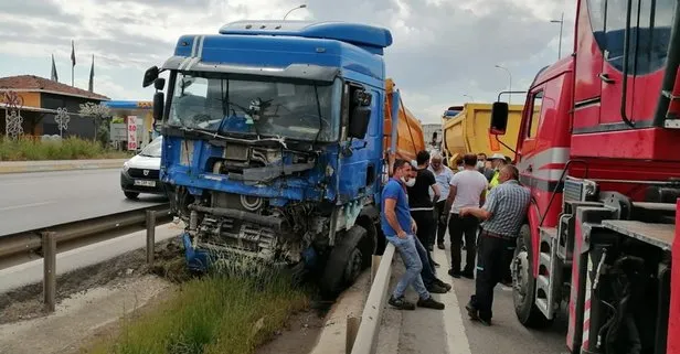 Çekmeköy’de makas atan otomobile çarpmamak için direksiyonu kıran hafriyat kamyonu sürücüsü refüje çıktı