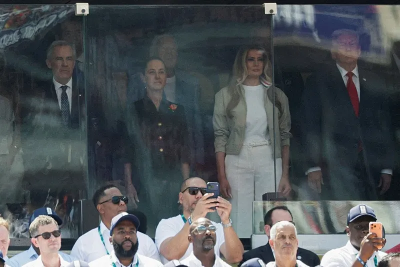 abd-baskani-trump-dunya-kupasi-finalinde-ozel-koruma-penceresinin-arkasindan-izledi-1784492384613.jpeg Kupa töreninde Trump krizi: Infantino zorla uzaklaştırdı-4