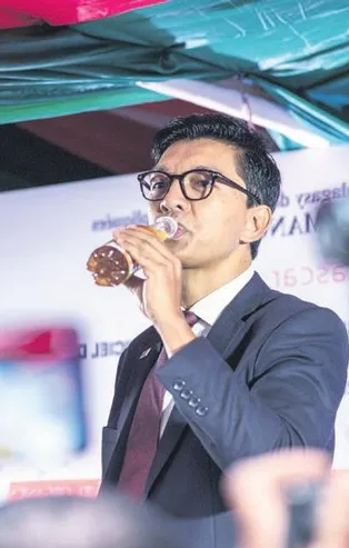 Madagaskar Cumhurbaşkanı Rajoelina "Covid Organics" adını verdikleri ilacın tanıtımını yaptı