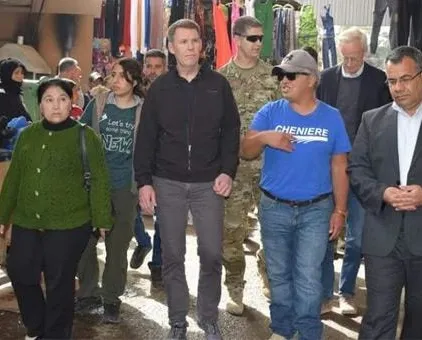 ABD’li komutanlar Münbiç’te çarşı turunda