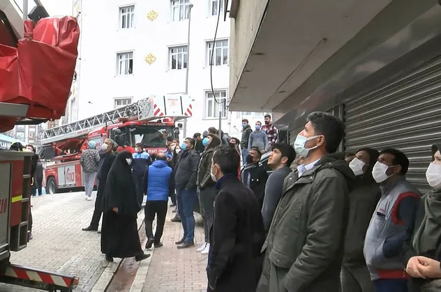 İstanbul Esenyurt'ta yangın paniği! 7 kişi kurtarıldı