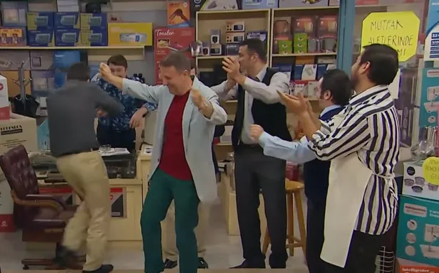 fenomen-diziyle-ilgili-flas-karar-televizyonu-acan-oylece-kalacak-seksenler-bugunden-itibaren-1626083763442.jpg Fenomen diziyle ilgili flaş karar! Televizyonu açan öylece kalacak! Seksenler bugünden itibaren...-5