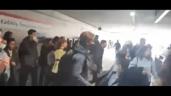 ulasima-zam-istanbulda-protesto-ediliyor-kadikoy-uzuncayir-metro-istasyonunda-istanbulkart-basmadan-turnikeden-1649321239622.jpg İBB'nin yüzde 40'lık ulaşım zammına tepkiler çığ gibi! İBB binasının önünde protesto: Ulaşım haktır satılamaz-4