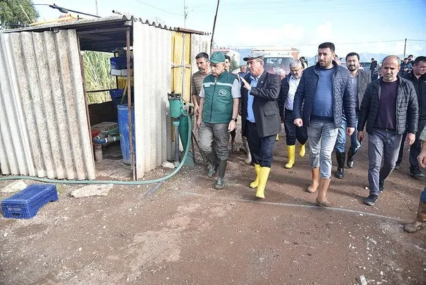 antalyada-sel-felaketi-bakan-vahit-kirisci-sel-bolgesinde-aciklamalarda-bulundu-1670941332695.jpeg Antalya'da sel felaketi! Bakan Vahit Kirişci selden etkilenen seralar bölgesinde incelemelerde bulunarak açıklamalarda bulundu-2