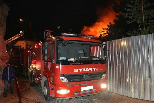 Son dakika: Amasya'da gece yarısı korkunç olay! Tarihi konak alev alev yandı-6