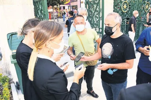 Usta sanatçı Ferhan Şensoy, son yolculuğuna uğurlandı! Kızları Ferhan Müjgan ile Derya'nın gözyaşları sel oldu-7