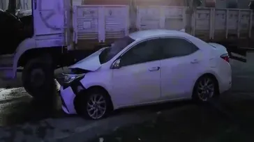 Otomobil kamyona daldı: 1’i bebek 6 yaralı