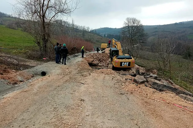 Bursa'da heyelan! Yol ulaşıma kapandı