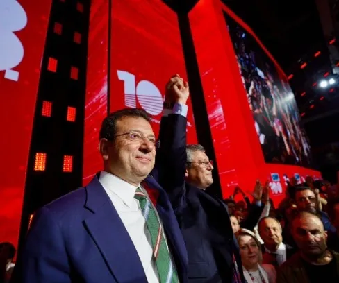 CHP Genel Merkezi’nden İmamoğlu’na pankartlı gönderme: “Siyaset zenginleşme aracı değildir”-5