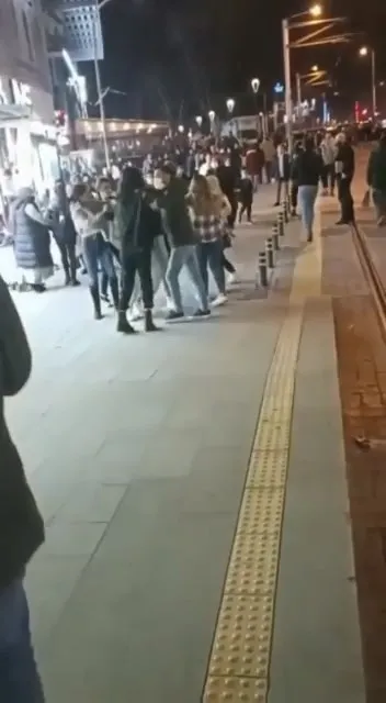kizlarin-bas-basa-kavgasi-kamerada-erkek-yuzunden-sac-saca-bas-basa-birbirlerine-girdiler-1639288665975.jpg Kızların kavgası kamerada! Erkek yüzünden saç saça baş başa birbirlerine girdiler-5