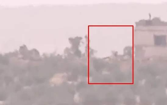 a-haber-suriyede-teror-mevzilerini-goruntuledi-sozde-karargaha-rejim-bayrakli-kamuflaj-keskin-nisanci-ve-teror-1654260654636.jpg A Haber Suriye'de terör mevzilerini görüntüledi! Sözde karargaha rejim bayraklı kamuflaj! Keskin nişancı ve teröristler...-4