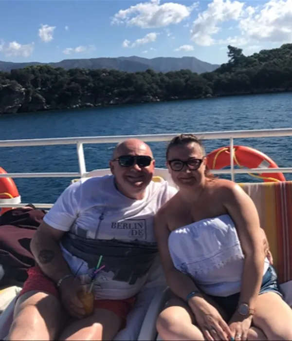 ingiltere-bunu-konusuyor-41-yasindaki-becki-price-en-yakin-arkadasinin-babasiyla-evlendi-1608125166263.jpg İngiltere bunu konuşuyor: 41 yaşındaki Becki Price en yakın arkadaşının babasıyla evlendi-6