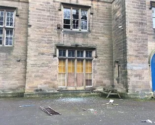 İngiltere’de İslami eğitim merkezine saldırı! Kur’an-ı Kerim nüshalarını yırttılar