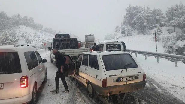 denizli-antalya-kara-yolu-yogun-kar-yagisi-nedeniyle-cift-yonlu-olarak-ulasima-kapatildi-1646247427525.jpeg Denizli- Antalya kara yolu yoğun kar yağışı nedeniyle çift yönlü olarak ulaşıma kapatıldı-7