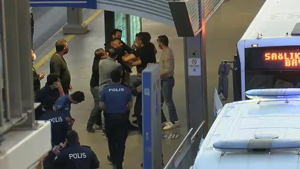 son-dakika-istanbulda-metrobusu-rehin-alan-sahis-gozaltina-alindi-1620928041992.jpg Son dakika! İstanbul'da metrobüsü rehin alan şahıs gözaltına alındı!-3