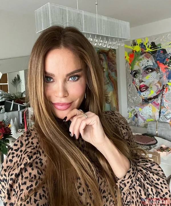 18’lik oğluna ve müstakbel gelinine bakın! Ebru Şallı yeni yaşını kutladı! Dekolteli minisiyle poz veren Ebru Şallı: “25 gibi...” - 4