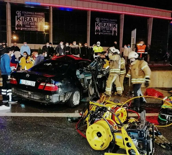 İstanbul Kartal'da bariyerlere çarpan otomobildeki iki kişinin ayakları koptu!-1