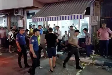 Otomobil kıraathaneye daldı!