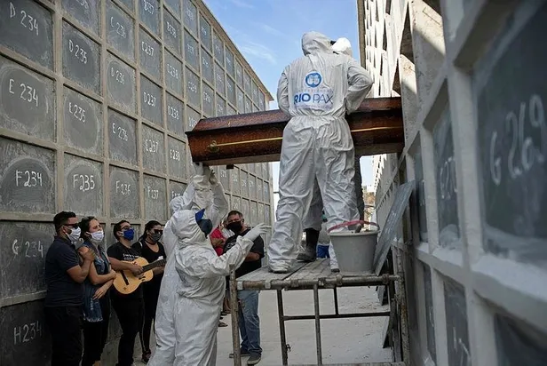 Son dakika: Brezilya'da Kovid-19 şoku: Ölümler tabut yetersizliğine neden oldu-3