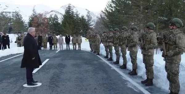 son-dakika-haberi-milli-savunma-bakani-yasar-guler-ve-komuta-kademesi-hakkaride-1703520390834.jpeg Son dakika haberi: Milli Savunma Bakanı Yaşar Güler ve Komuta kademesi Hakkari'de!-2