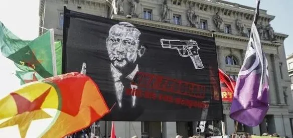 İsviçre'nin başkenti Bern'de, terör örgütü PKK yandaşlarınca düzenlenen mitingde