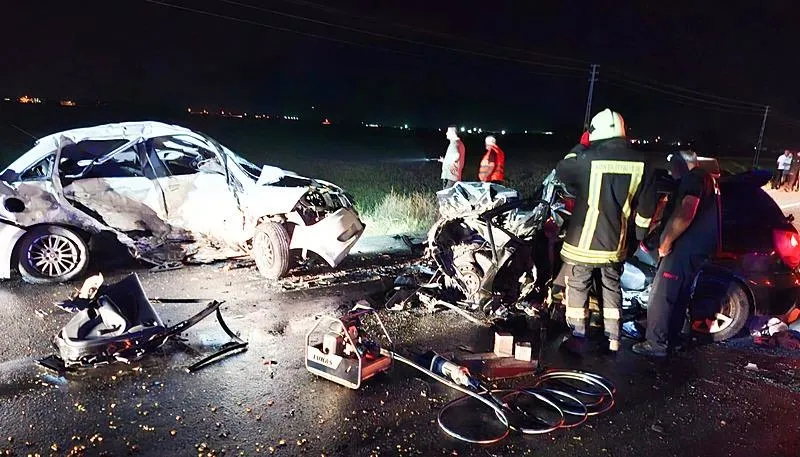Konya'da katliam gibi kaza! Otomobiller çarpıştı: 4 ölü 2 bebek yaralı-4