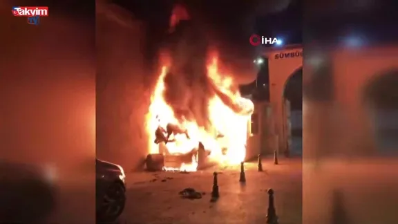 Fatih’te güvenlik kulübesi alev alev yandı
