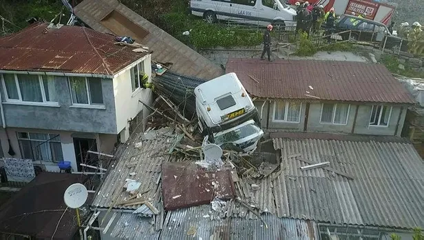 Sarıyer'de korku dolu anlar! Gecekondunun üzerine TIR devrildi-3