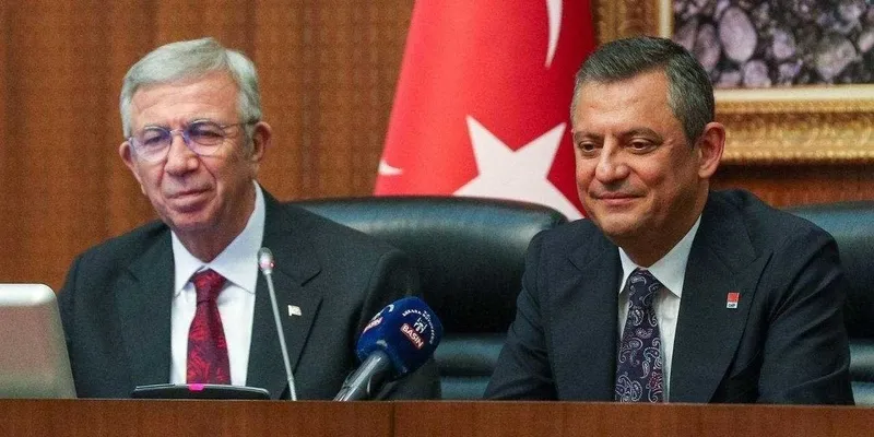 chpde-bas-benim-kavgasi-buyuyor-adayligim-devam-ediyor-resti-imamoglunun-ozel-rahatsizligi-ve-mansur-yavasin-h-1768211665747.jpeg CHP'de "baş benim" kavgası büyüyor! "Adaylığım devam ediyor" resti: İmamoğlu'nun "Özel" rahatsızlığı ve Mansur Yavaş'ın hazırlığı-3