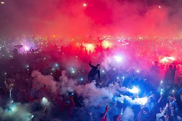 new-york-times-trabzonsporun-sampiyonlugunu-boyle-gordu-kutlamalar-bitmedi-1652506989404.jpeg New York Times Trabzonspor'un şampiyonluğunu böyle gördü: Kutlamalar bitmedi-3