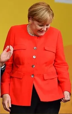 Merkel'e dometesli protesto